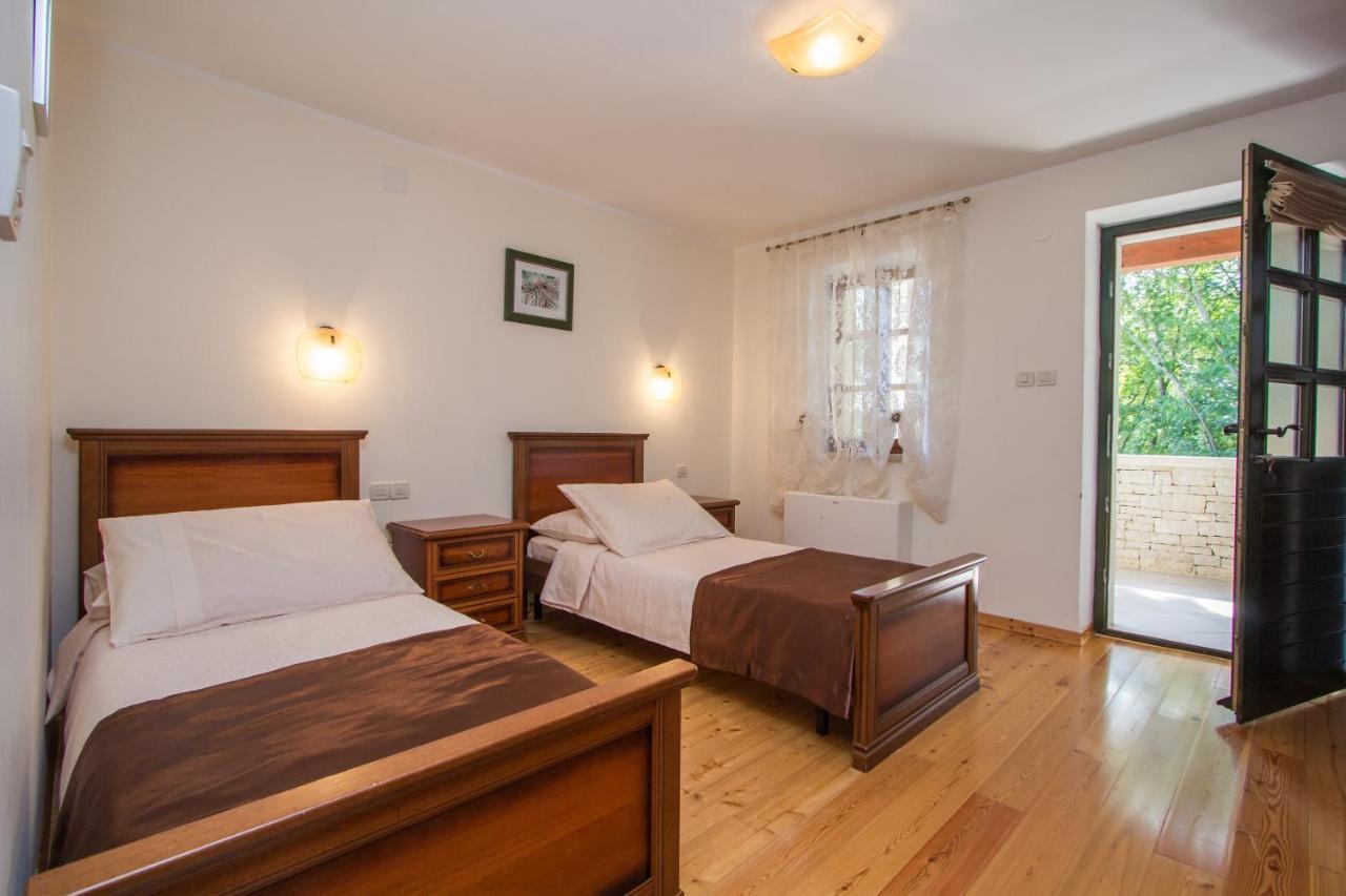 Villa Kringa Tinjan Buitenkant foto